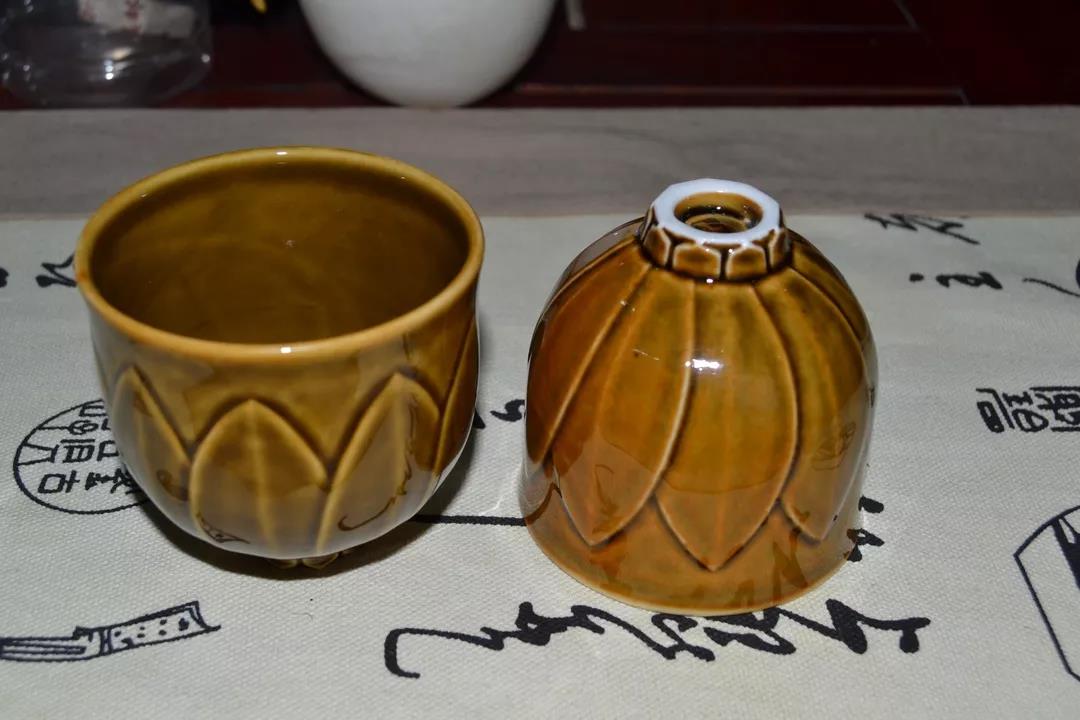 大宋定窯設(shè)計的九瓣蓮花杯，將曲陽石雕和定瓷燒制這兩項非遺文化融合在一起
